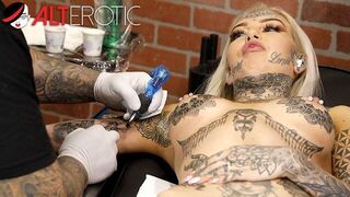 Amber Luke masturbates while getting tattooed - porn video
