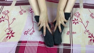 Girl in gray long socks on her legs caresses herself in bed - porn video